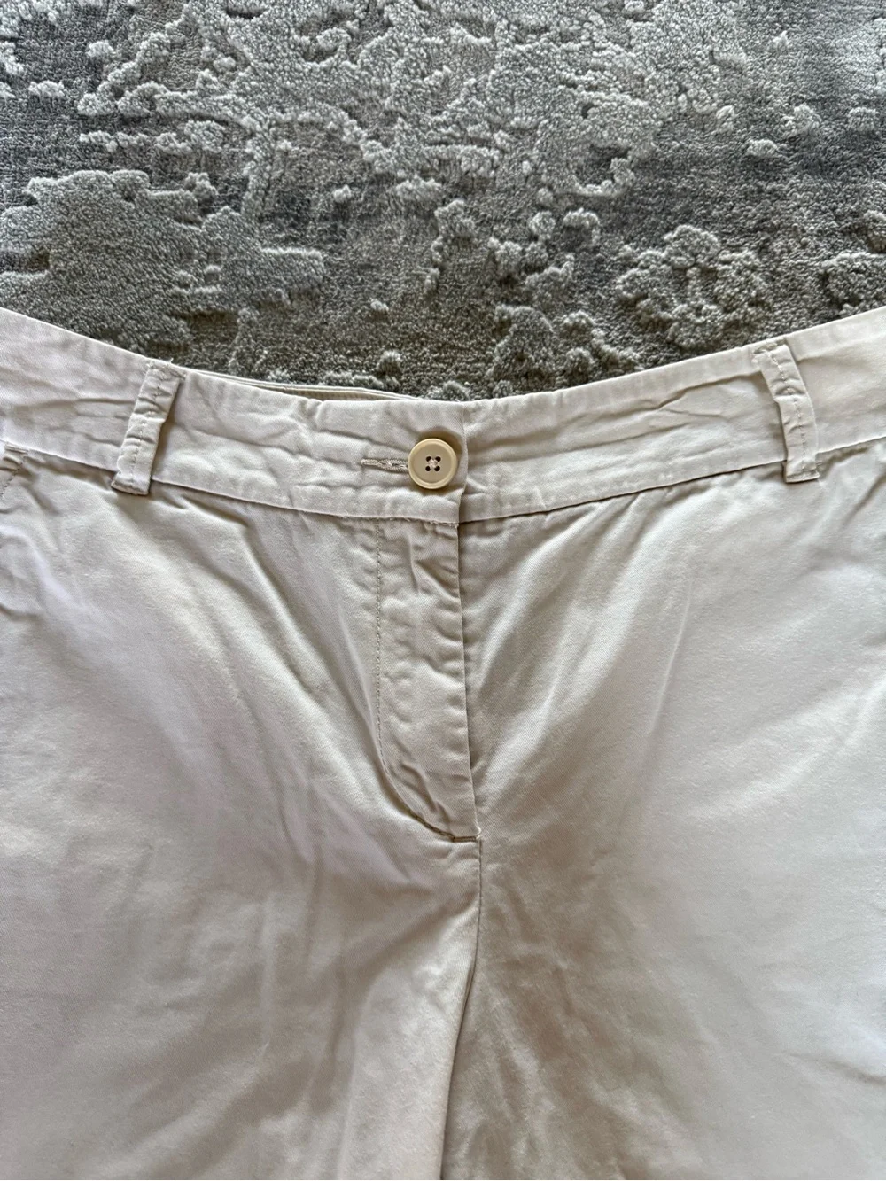 Loft Women's Classic Mid-Rise 6” Cream Cotton Shorts size 8